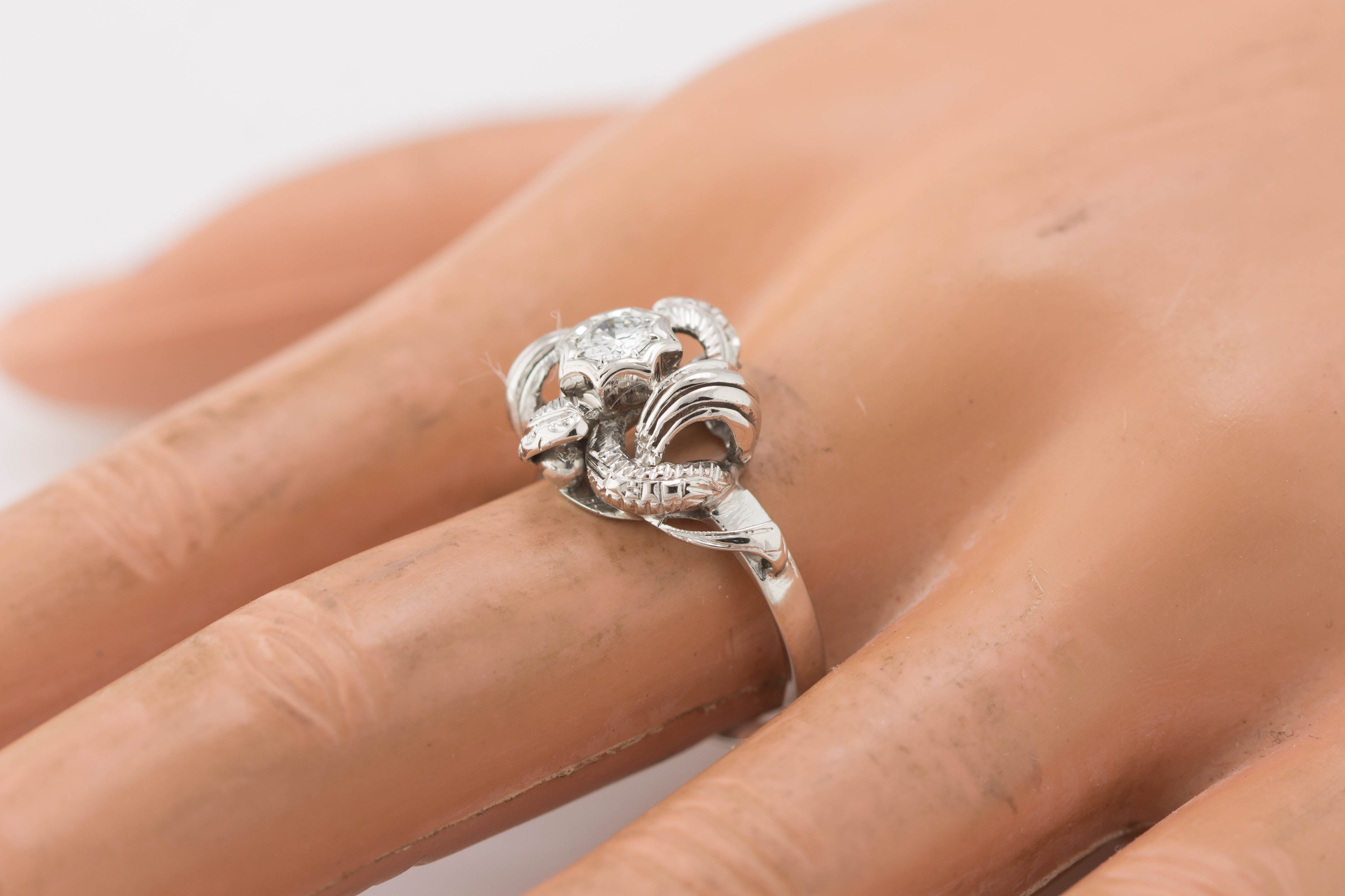 Lovely Ladies Modernist Ornate 18K 750 White Gold 0.25ct Diamond Cocktail Ring