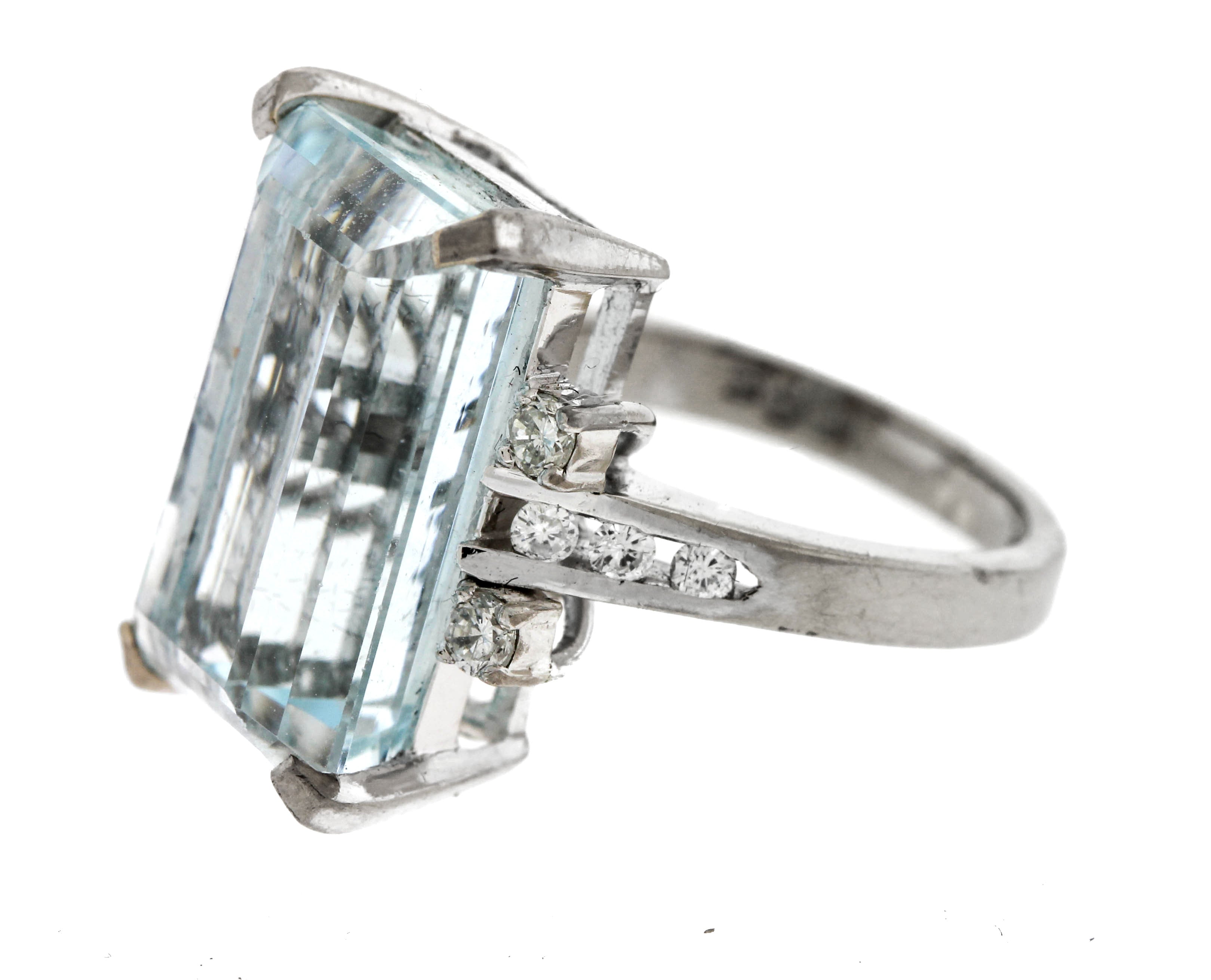 Lovely Ladies Estate 14K White Gold 9 CT Aquamarine Diamond Cocktail Ring