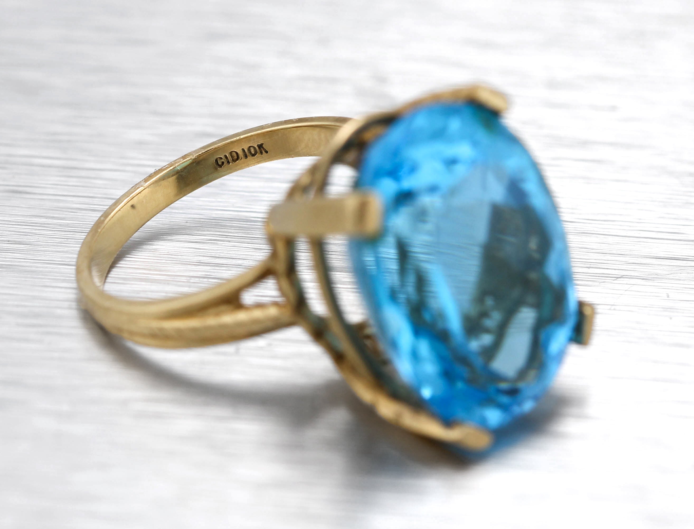 Lovely Ladies Estate 10K Yellow Gold 20x15mm Blue Topaz Gemstone Cocktail Ring